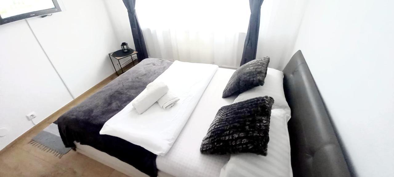 33 Coquette Apartment Baia Mare Ngoại thất bức ảnh